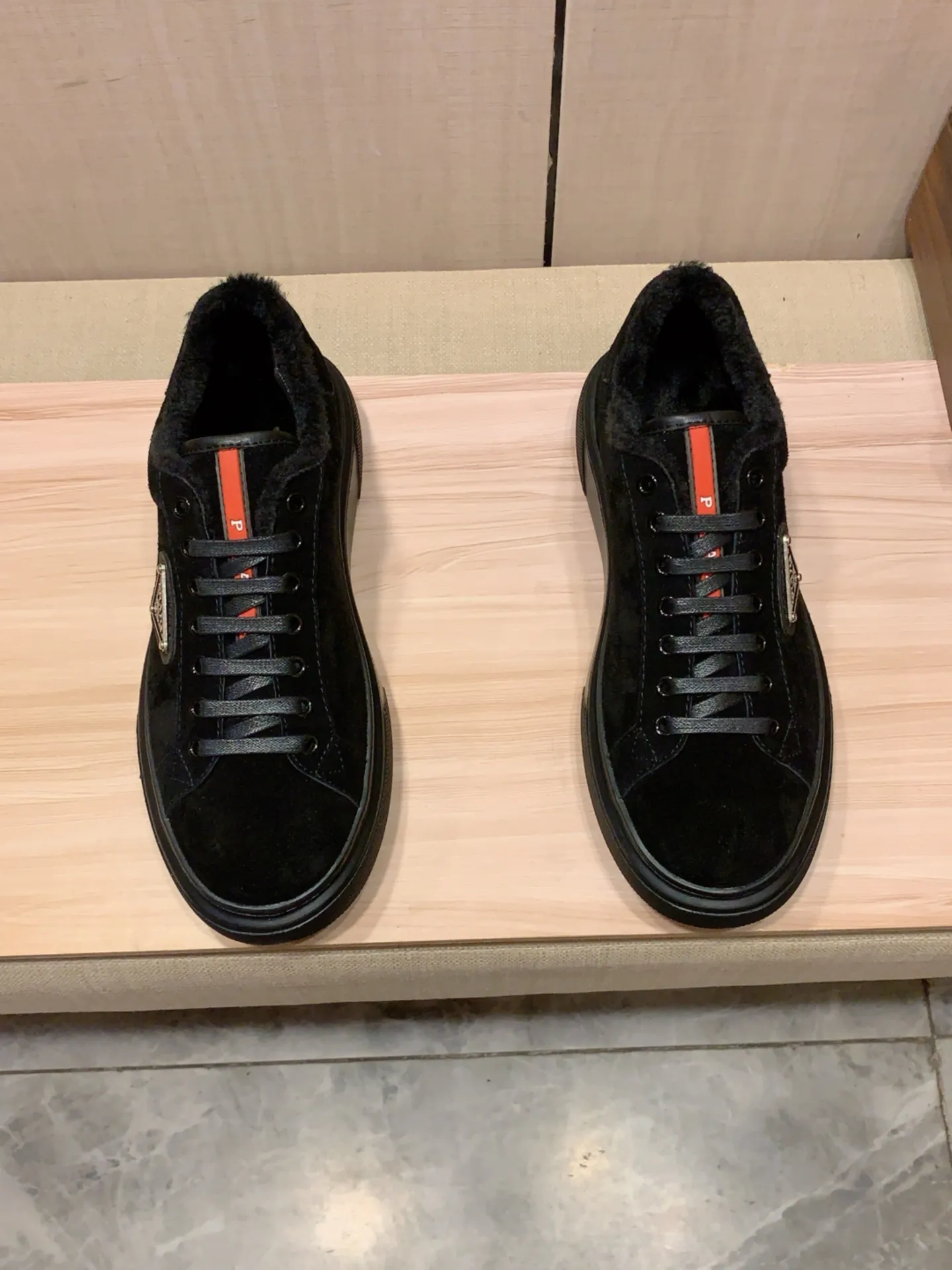 Warm new model: Factory price: 460💰💰🎩🎩[Lightning][Lightning] "Prada Men's Shoes💰pRADA*" The latest and most popular casual shoes, top brand [seduce] luxury~purchase, top~quality. [Strong] The upper is made of imported breathable anti-wear material ➕ Breathable simulated fur feet (•) with fine workmanship. The original stylish and stylish soft rubber wear-resistant and non-slip outsole is light and comfortable on the feet. The real thing looks better when photographed in person. 0186: code: 38-44, 4️⃣ colors selected